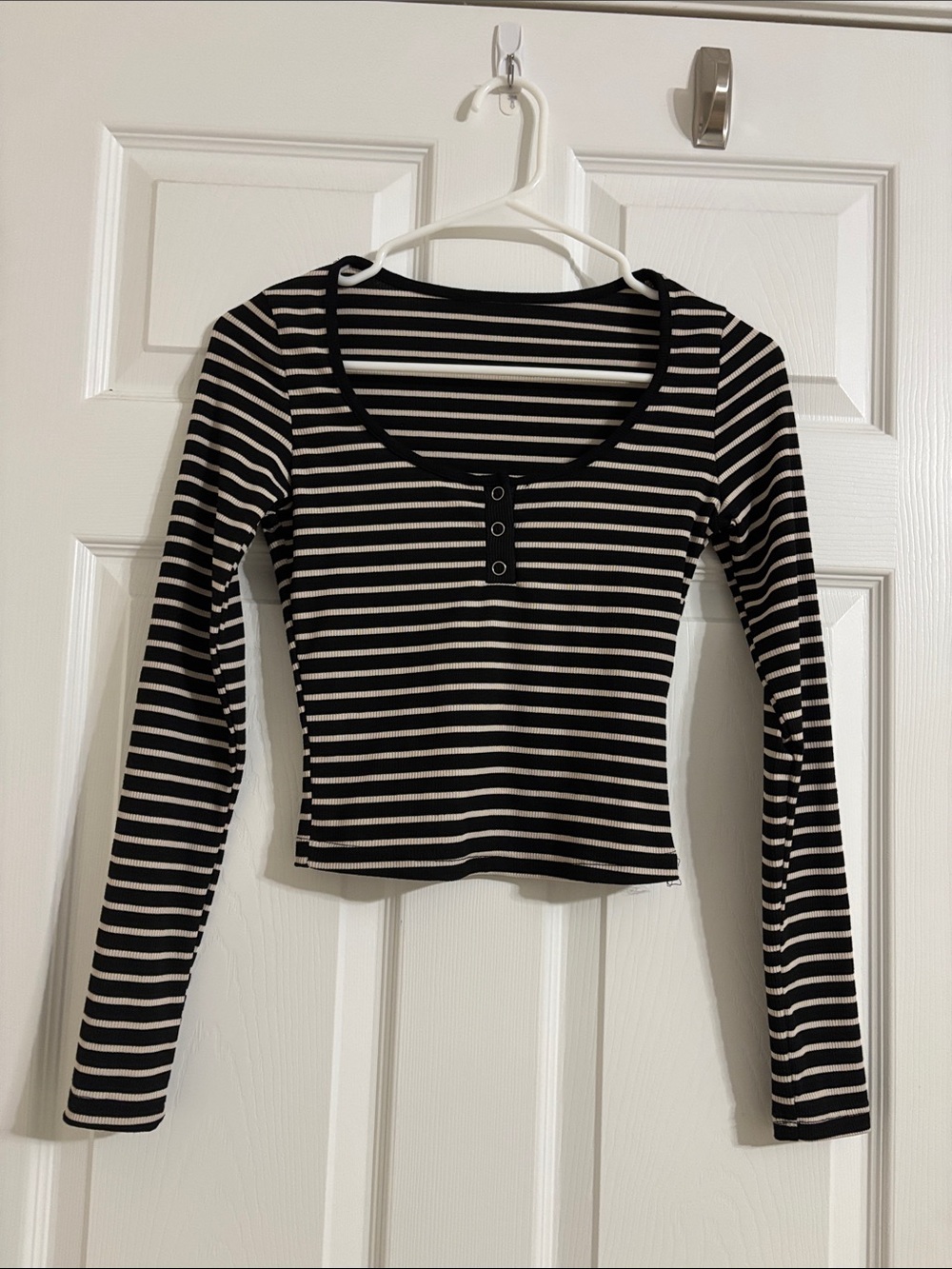 Womenโs Black And White Striped Cropped Long Sleeve